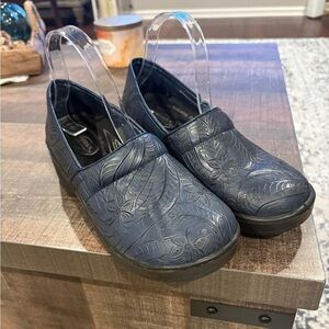 Easy works by Easy street Tooled Navy Slip Ons Size 8 Nurses Shoes